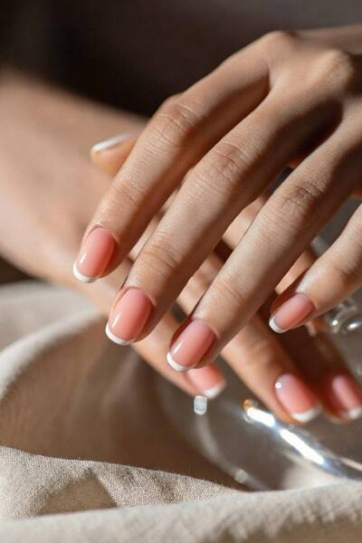 Le unghie custodiscono la delicatezza dei gesti che scegliamo ogni giorno.

