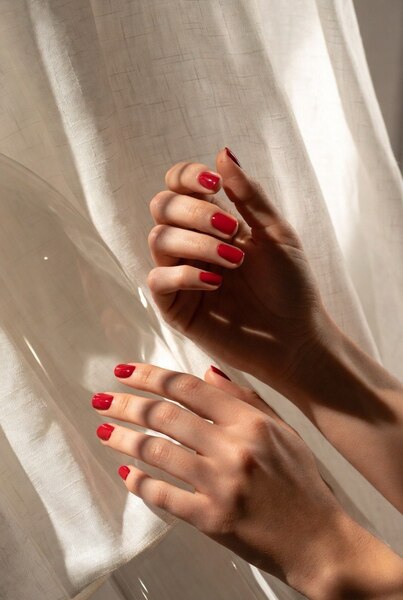 La cura delle unghie è un rituale: un modo gentile di tornare a sé.
